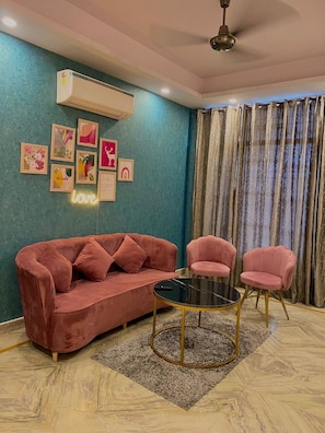 Basic Apartment, Balcony, City View | Living area