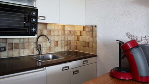Cafetera o tetera, frigorífico, microondas y horno
