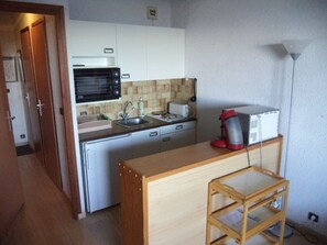 Fridge, microwave, oven, coffee/tea maker