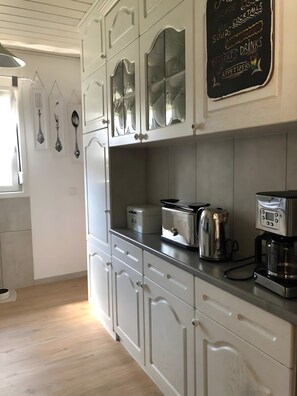 Kjøleskap, mikrobølgeovn, ovn og kokeplater