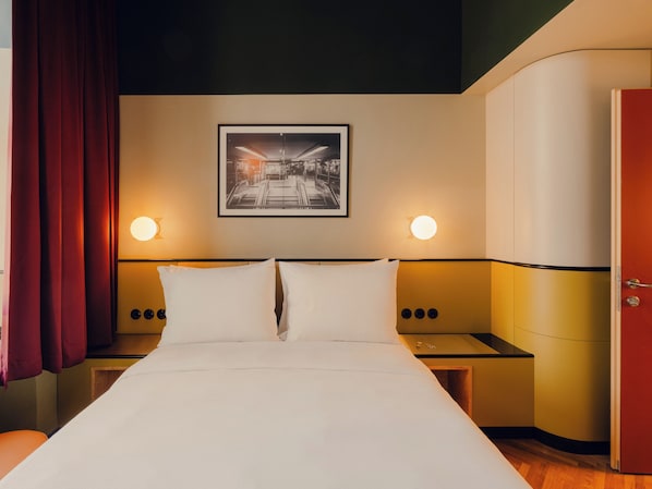 In-room safe, blackout drapes, free WiFi