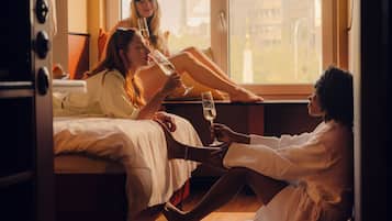 Roomies | Cofres nos quartos, cortinas blackout, Wi-Fi de cortesia