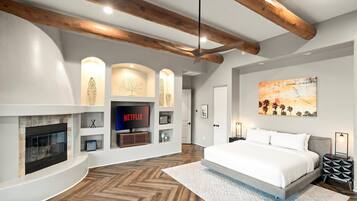 5 habitaciones, escritorio y tabla de planchar con plancha