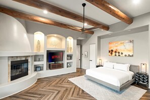 مكتب ومكواة/لوح كي وسرير سفر وواي فاي