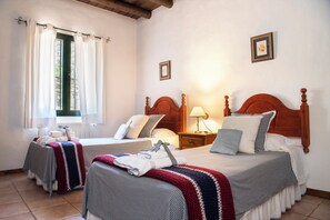 5 bedrooms, iron/ironing board, Internet, bed sheets