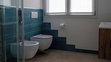 Douche, sĂšche-cheveux, bidet, serviettes fournies