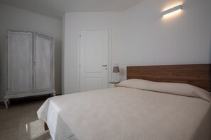 3 habitaciones, tabla de planchar con plancha, wifi y ropa de cama