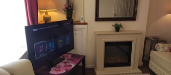 Bentley view,2 bedroom house, WiFi, private,secure bank garden,parking outside