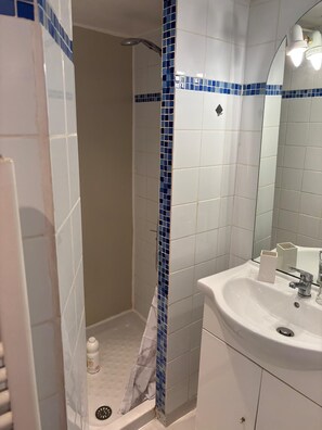 Dusche, Haartrockner, HandtĂŒcher, Seife