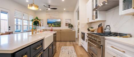 Een koelkast, een microgolfoven, een oven, een kookplaat