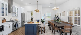 Steps to AT&T | Estate w/ Hot Tub + Free Parking