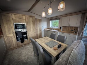 Mikrobølgeovn, ovn, kokeplater og oppvaskmaskin