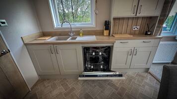 Microondas, horno, parrilla de estufa y lavavajillas