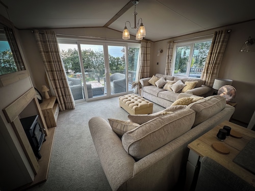 Hobbit - House Of The Owl.
Luxury lodge with views. Pet friendly. Indoor Pool.