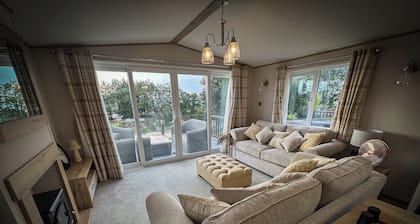 Hobbit - House Of The Owl.
Luxury lodge with views. Pet friendly. Indoor Pool.