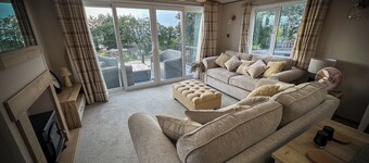 Hobbit - House Of The Owl.
Luxury lodge with views. Pet friendly. Indoor Pool.