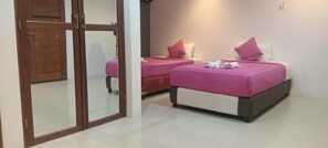 Free WiFi, bed sheets - EXPRESS O 91581 Starla Spa & Home Stay (Gili Trawangan)