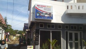 A hotel named BB HOME STAY with amenities like WiFi, TV, and a mini bar.