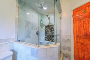Dusche, Haartrockner, Handtücher, Shampoo