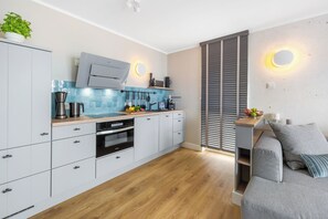 Fridge, microwave, oven, stovetop - LangeBank - Harbor view, balcony, 1st row on the waterfront, barbecue, 1st floor (Olpenitz)