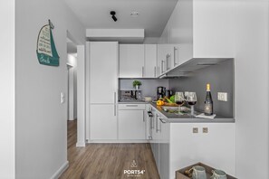 Fridge, microwave, oven, stovetop - Küstenglück - Shower room, covered balcony, garden furniture, TV, parking space (Damp)