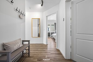 2 habitaciones, tabla de planchar con plancha y cuna de viaje 