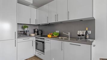 Kühlschrank, Mikrowelle, Ofen, Herdplatte