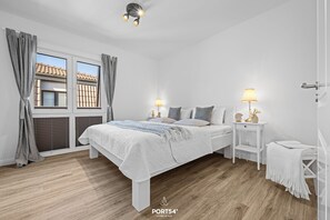 2 habitaciones, tabla de planchar con plancha y cuna de viaje 