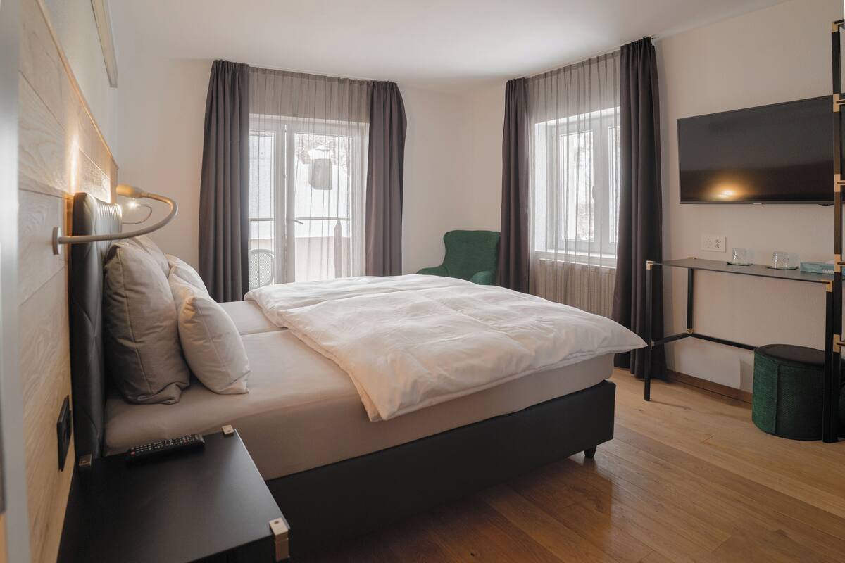 Phòng đôi Tiêu chuẩn | Két bảo mật tại phòng, bàn, khu vực làm việc phù hợp cho laptop