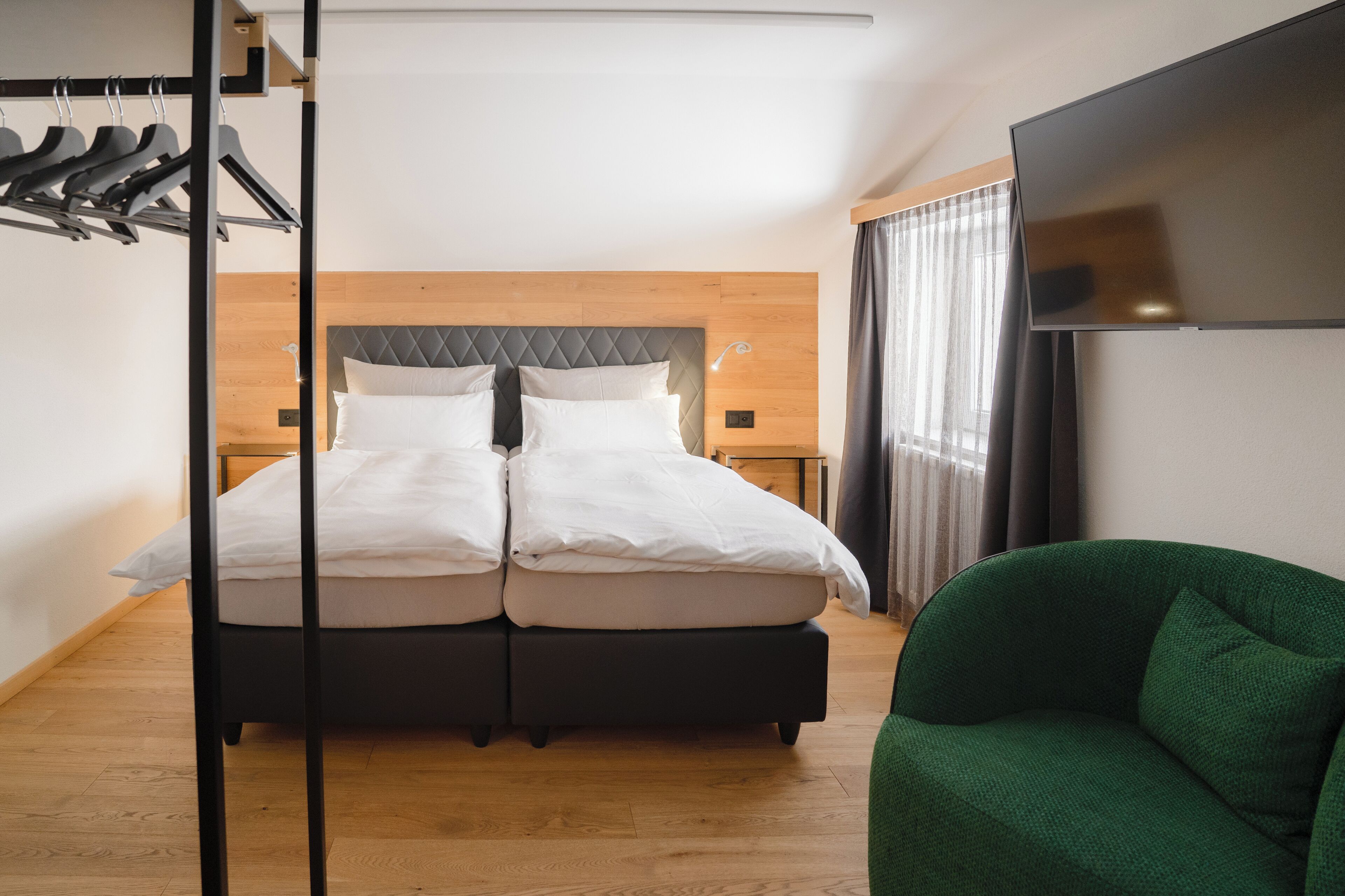 ห้องอีโคโนมีดับเบิล | ตู้นิรภัยในห้องพัก, โต๊ะทำงาน, พื้นที่ทำงานแบบใช้แล็ปท็อป