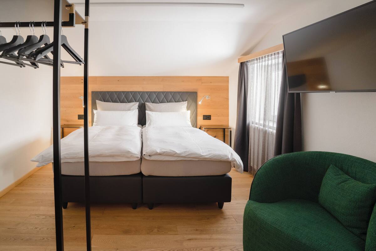 Phòng đôi Economy | Két bảo mật tại phòng, bàn, khu vực làm việc phù hợp cho laptop