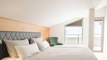 Klassieke suite, 2 slaapkamers, balkon | Een kluis op de kamer, een bureau, een laptopwerkplek