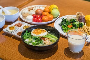 A table with various dishes including a bowl of soup, a plate of vegetables, and a glass of milk. - Ji Hotel Guangzhou Shayuan Metro Station (Guangzhou)
