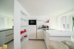 Microwave, stovetop, dishwasher, coffee/tea maker