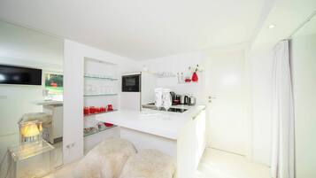 Microones, placa de cuina, rentaplats i cafetera i tetera