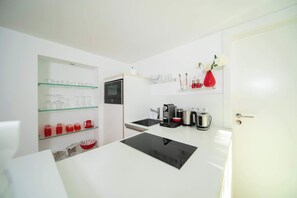 Microwave, stovetop, dishwasher, coffee/tea maker