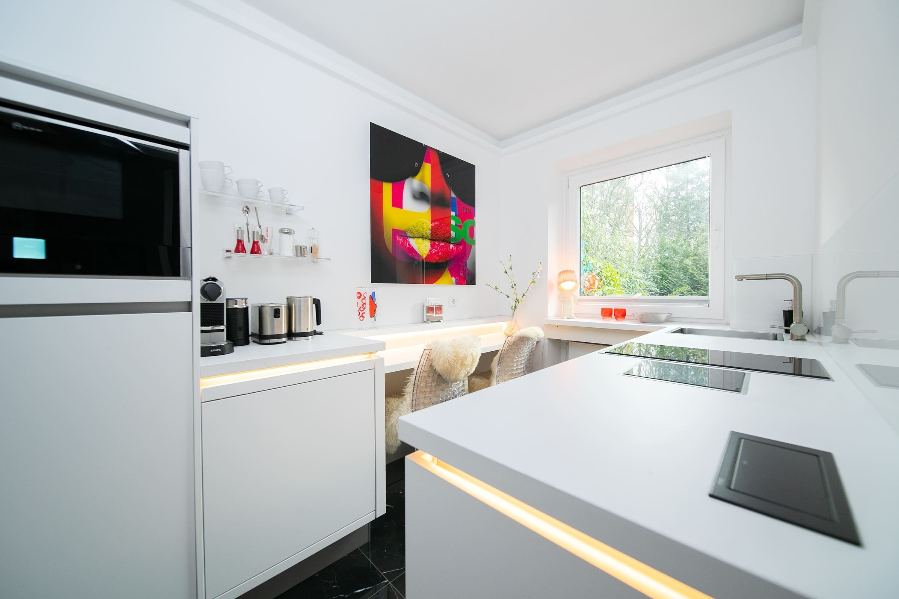 Kühlschrank, Mikrowelle, Herdplatte, Geschirrspüler