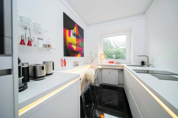 Fridge, microwave, stovetop, dishwasher