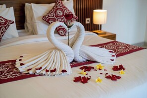 Smekmånadsvilla - utsikt mot poolen | Skrivbord, arbetsyta för laptop och gratis wi-fi