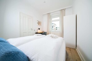 1 chambre, bureau, fer et planche à repasser, lit parapluie