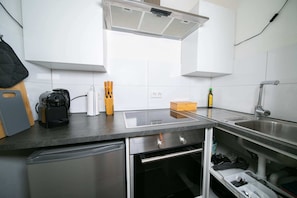 Réfrigérateur, four, plaque de cuisson, cafetière/bouilloire