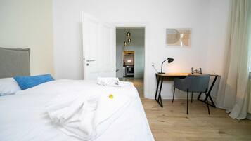 1 habitación, escritorio, tabla de planchar con plancha y cuna de viaje