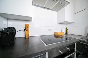 Réfrigérateur, four, plaque de cuisson, cafetière/bouilloire