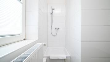 Regadera, secadora de cabello, toallas, jabón