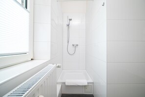 Dusche, Haartrockner, Handtücher, Seife