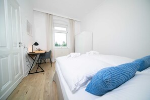 1 Schlafzimmer, Schreibtisch, Bügeleisen/Bügelbrett, Reisekinderbett