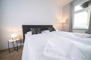 2 bedrooms, in-room safe, desk, iron/ironing board