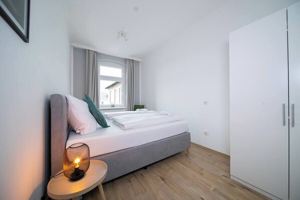 2 Schlafzimmer, Zimmersafe, Schreibtisch, Bügeleisen/Bügelbrett