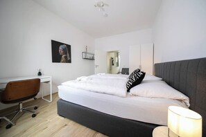 2 bedrooms, in-room safe, desk, iron/ironing board