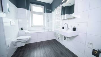 Haartrockner, Handtücher, Seife, Shampoo